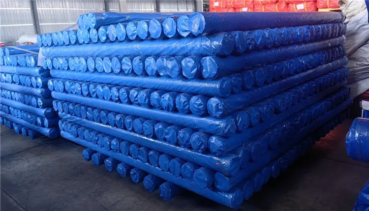 Blue PE tarpaulin roll je pro trvalou ochranu.
